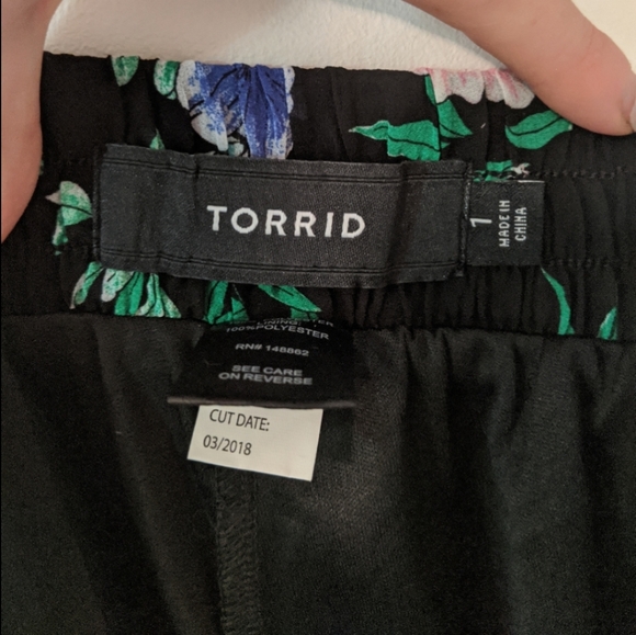 Torrid Floral Black Pull On Chiffon Pants 1x - Picture 6 of 7